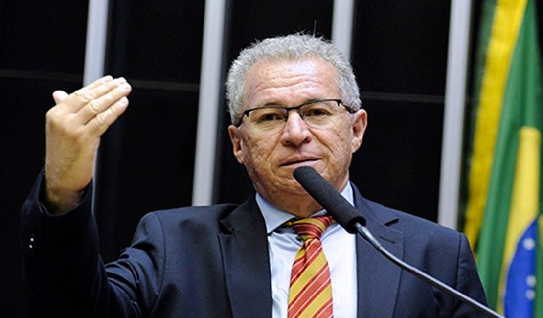 Deputado federal Assis Carvalho morre após sofrer infarto