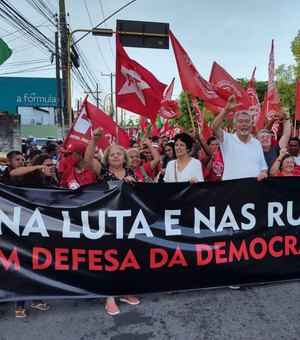 Manifestantes vão às ruas em ato a favor da democracia em Maceió