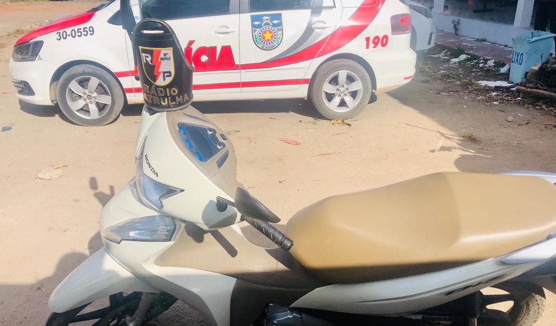 Motocicleta é recuperada em matagal instantes após roubo