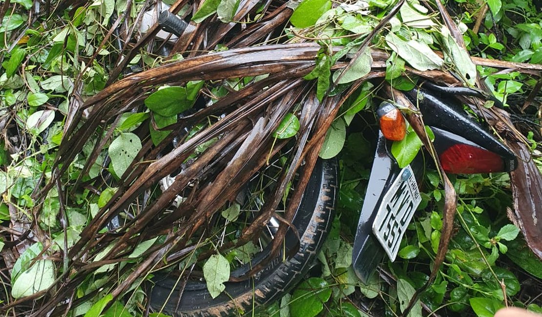 Motocicleta com queixa de furto é encoberta com vegetação para despistar polícia