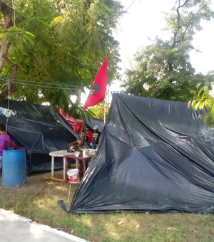 Famílias de movimentos agrários seguem acampadas na Praça Sinimbú