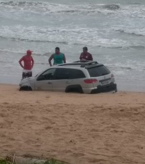 Carro é abandonado e tem itens furtados após atolar na praia da Sereia