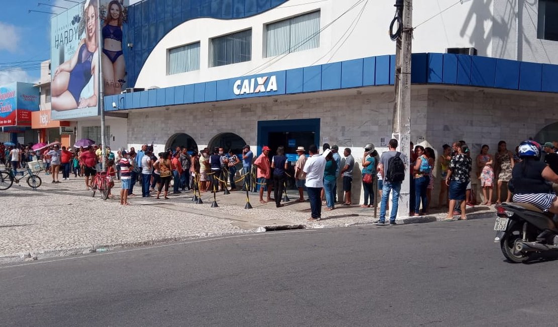 [Vídeo] População do Agreste se aglomera em filas de bancos e lotéricas nesta segunda(20)