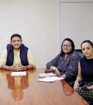 Prefeito Júlio Cezar concede 15% de reajuste salarial para a Educação do município