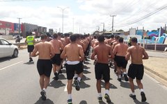 Os alunos de soldado chamaram a atenção das pessoas que estavam no Centro de Arapiraca percusso percorrido pelos pelotões