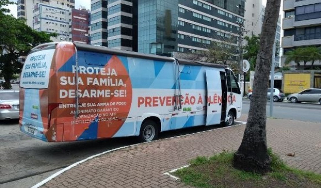 Ônibus da campanha de entrega voluntária de armas chega ao bairro da Pajuçara