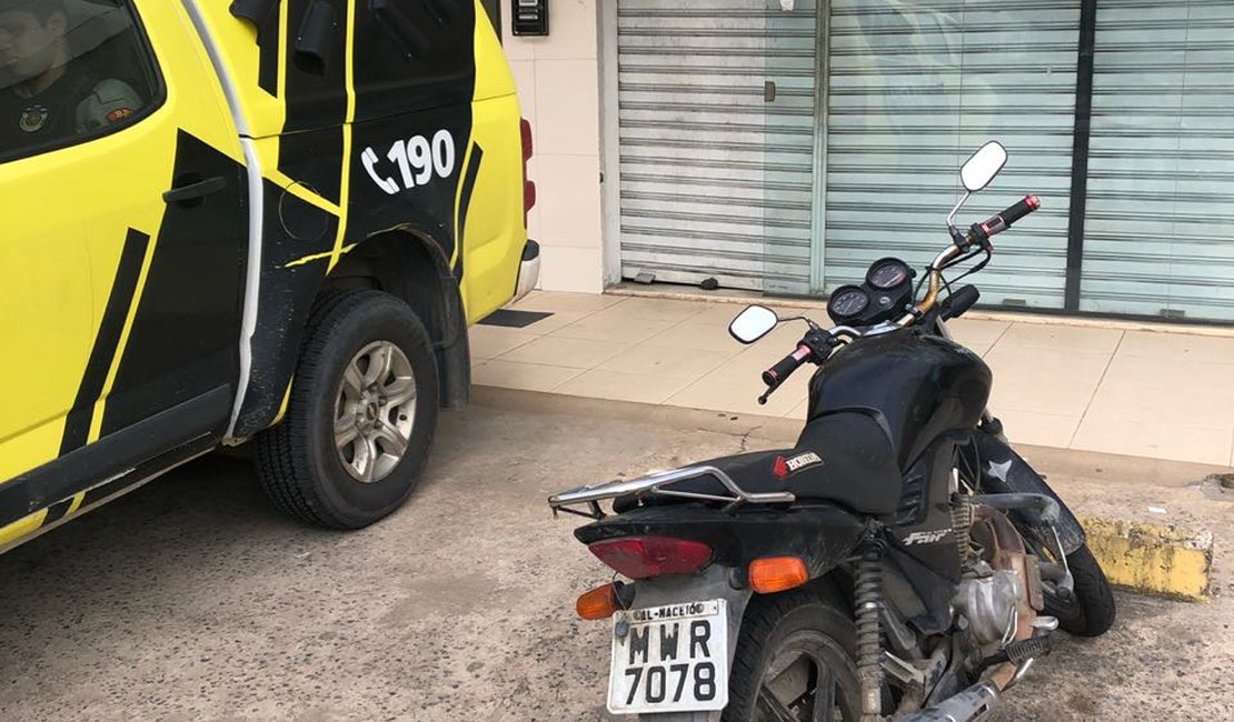 Motocicleta é recuperada no bairro da Serraria, em Maceió
