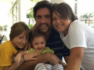 Cantor Léo Chaves posta foto rara com os três filhos e encanta a web
