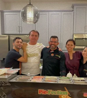 Michelle posta foto com Bolsonaro em confraternização com pizza nos EUA