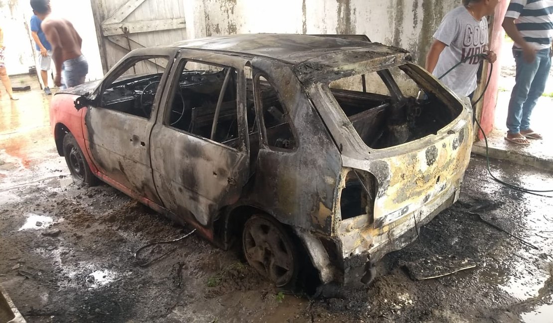 Carro pega fogo na garagem de residência em Marechal Deodoro