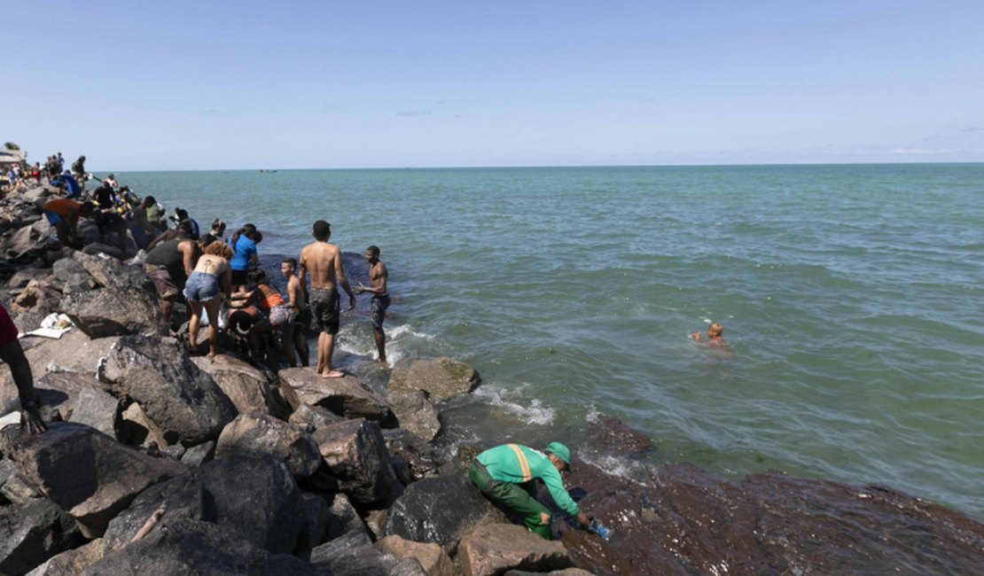 Marinha envia navio para auxiliar no resgate de óleo no Delta do Parnaíba, litoral do Piauí