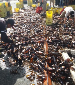 Grades de cervejas caem de caminhão no mercado público de Delmiro Gouveia
