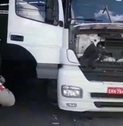 [Vídeo] Polícia recupera caminhão roubado para desmonte em Maceió