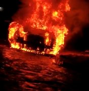[Vídeo] Carro é incendiado em Porto Calvo