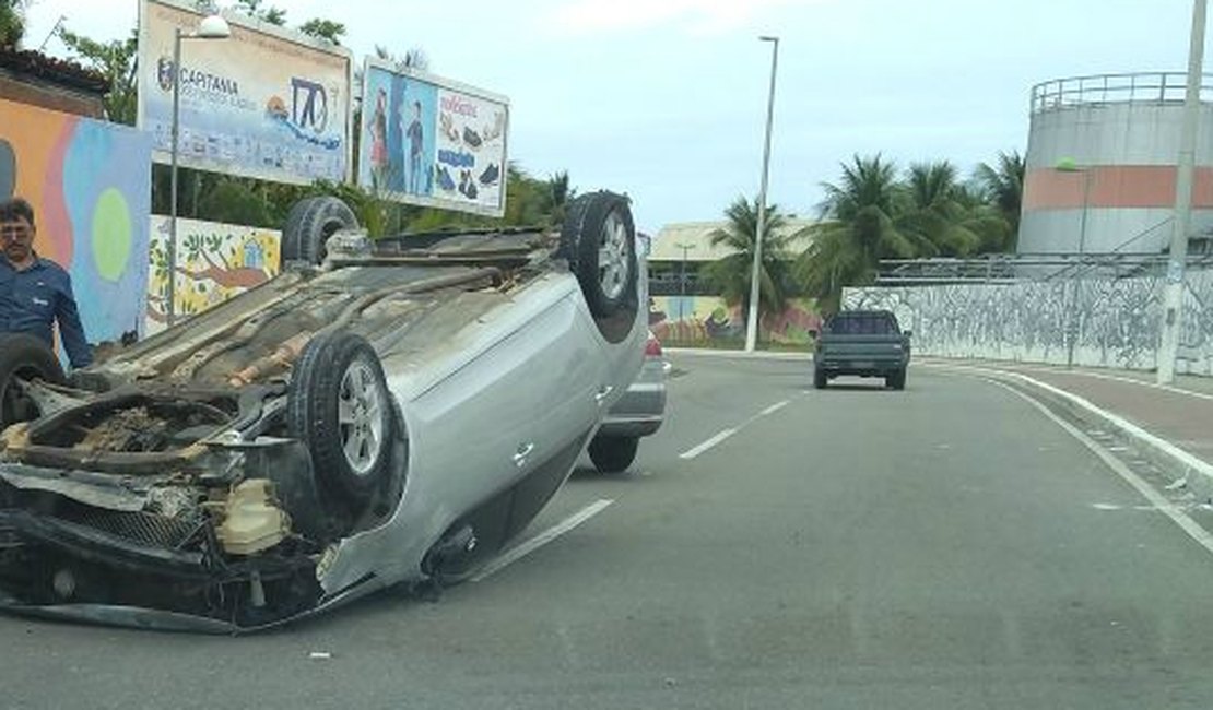 Veículo bate em calçada e capota em Maceió
