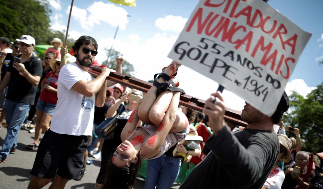 Manifestantes protestam contra ditadura militar no Brasil