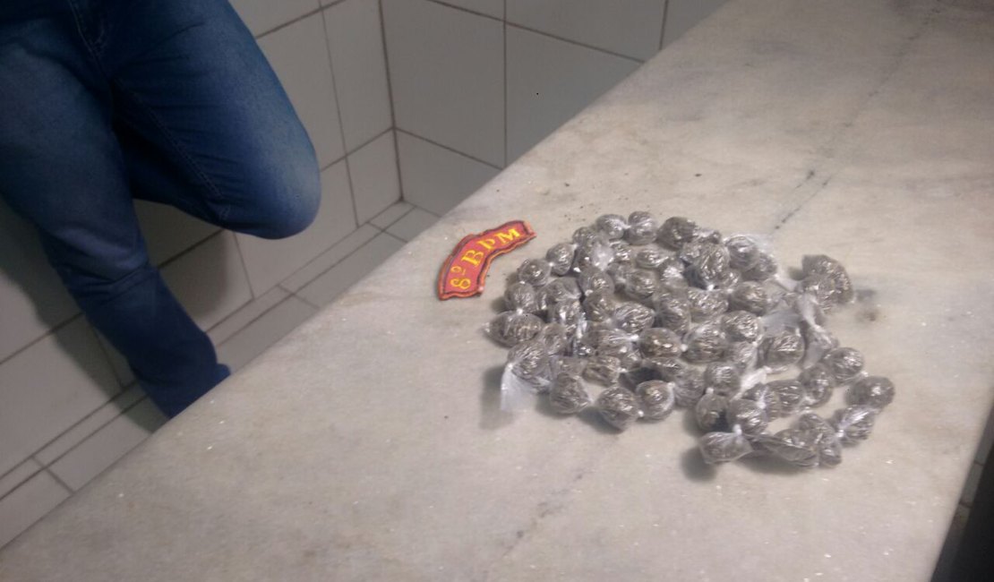 Cinco homens são presos com drogas e armas em veículo roubado, em Maceió