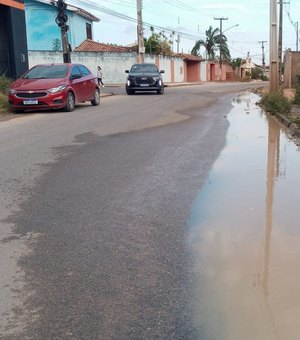 [Vídeo] Vazamento de água causa transtornos a motoristas e pedestres em rua do bairro Nova Esperança