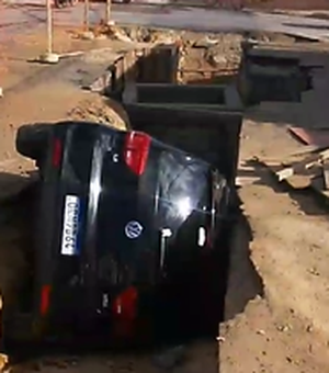 Carro cai em buraco de obra no cruzamento do Cambuci, parte alta da capital