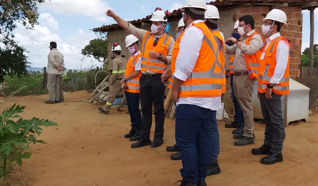 Prefeito de Craíbas e diretor do IMA/AL visitam obras do Projeto Serrote