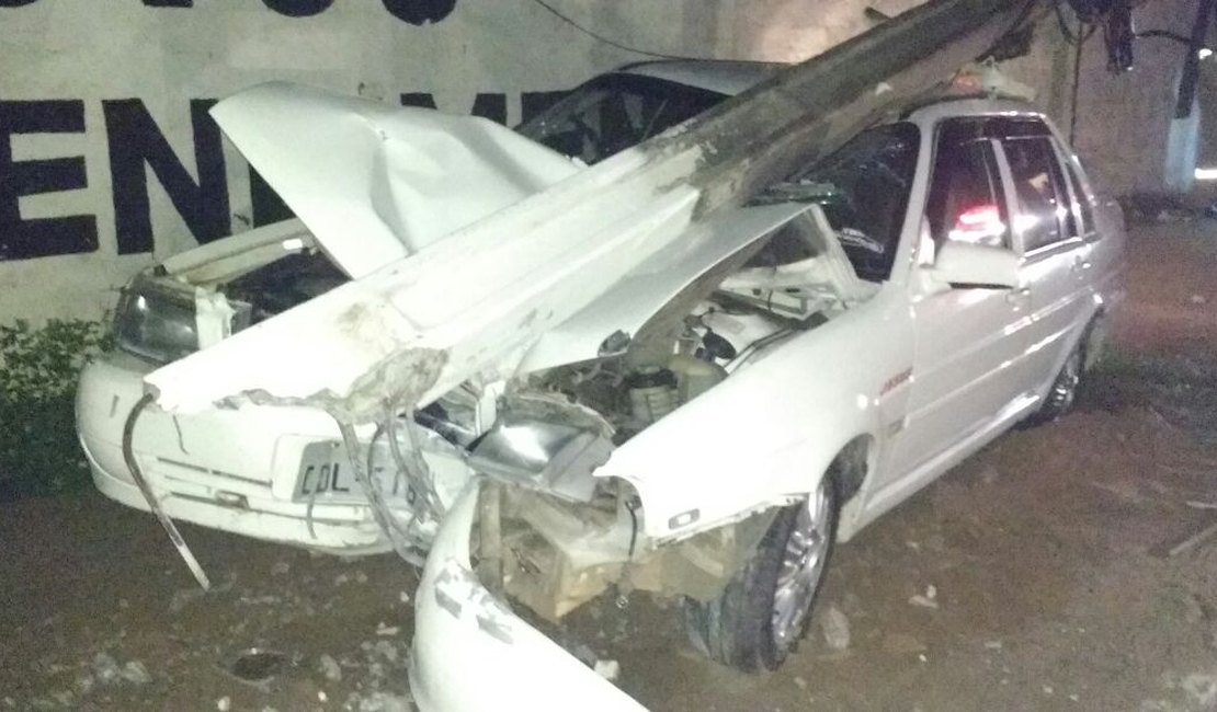 [Vídeo] Poste é arrancado da calçada após colisão de veículo em Arapiraca