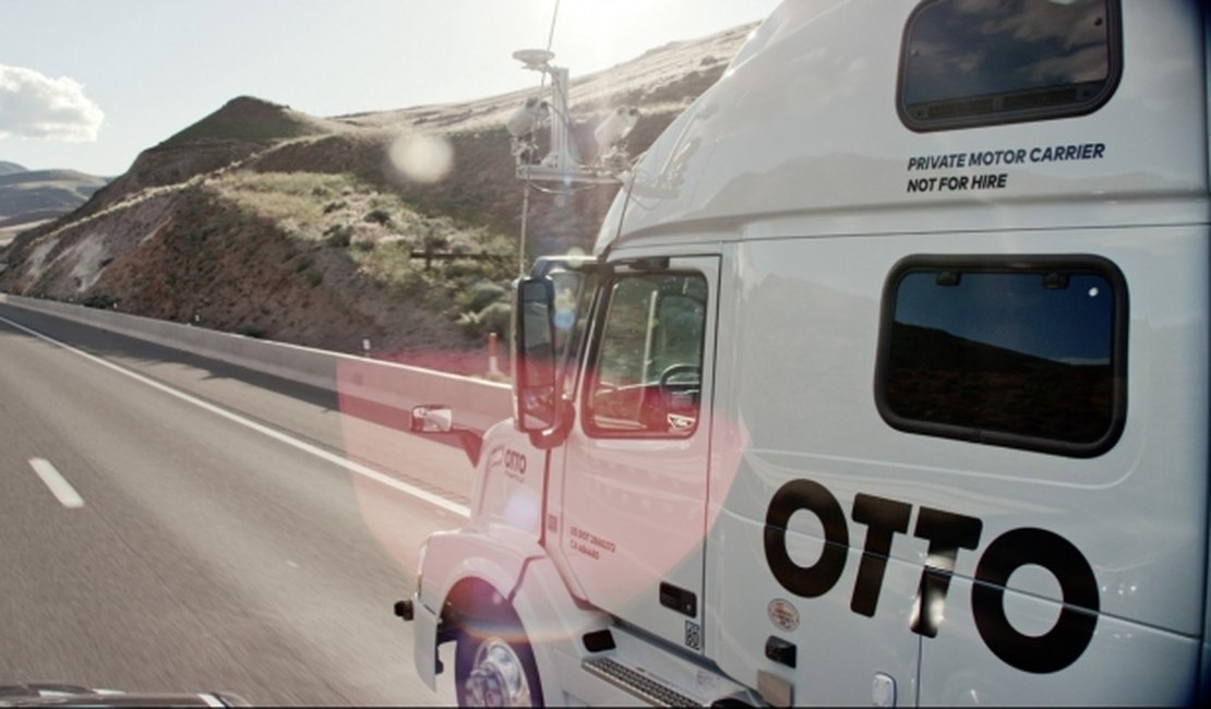 Empresa do Uber faz entrega de cerveja com caminhão que dirige sozinho nas estradas
