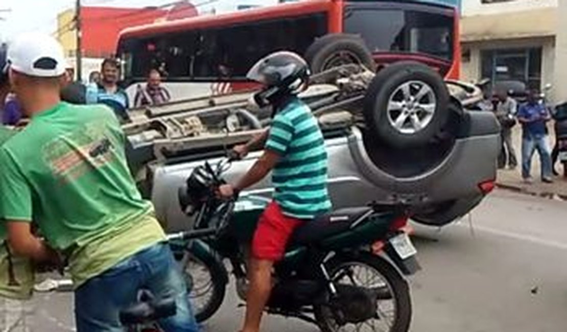 [Vídeo] Carro capota em acidente com cinco veículos no Tabuleiro 