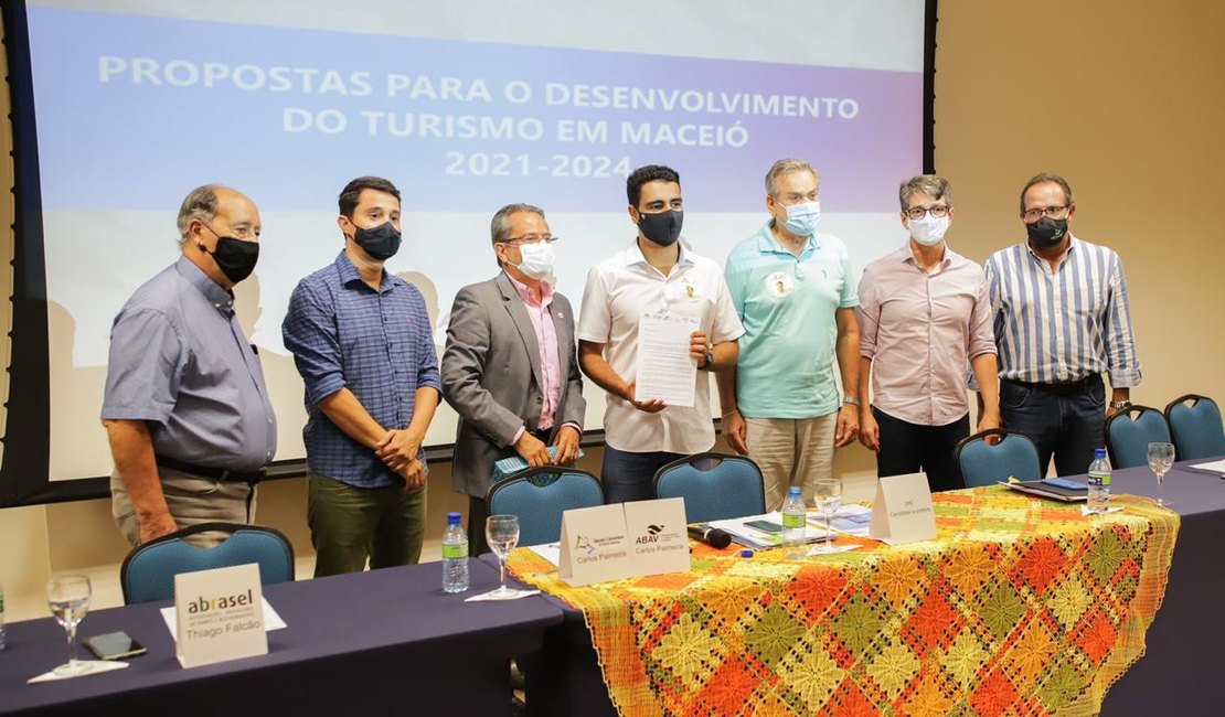 JHC participa de reunião com representantes do turismo em Maceió