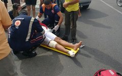Carro e moto colidem no centro de Arapiraca e motociclista fica ferido