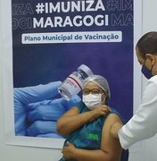 Técnica de enfermagem é a 1ª vacinada contra Covid-19 em Maragogi