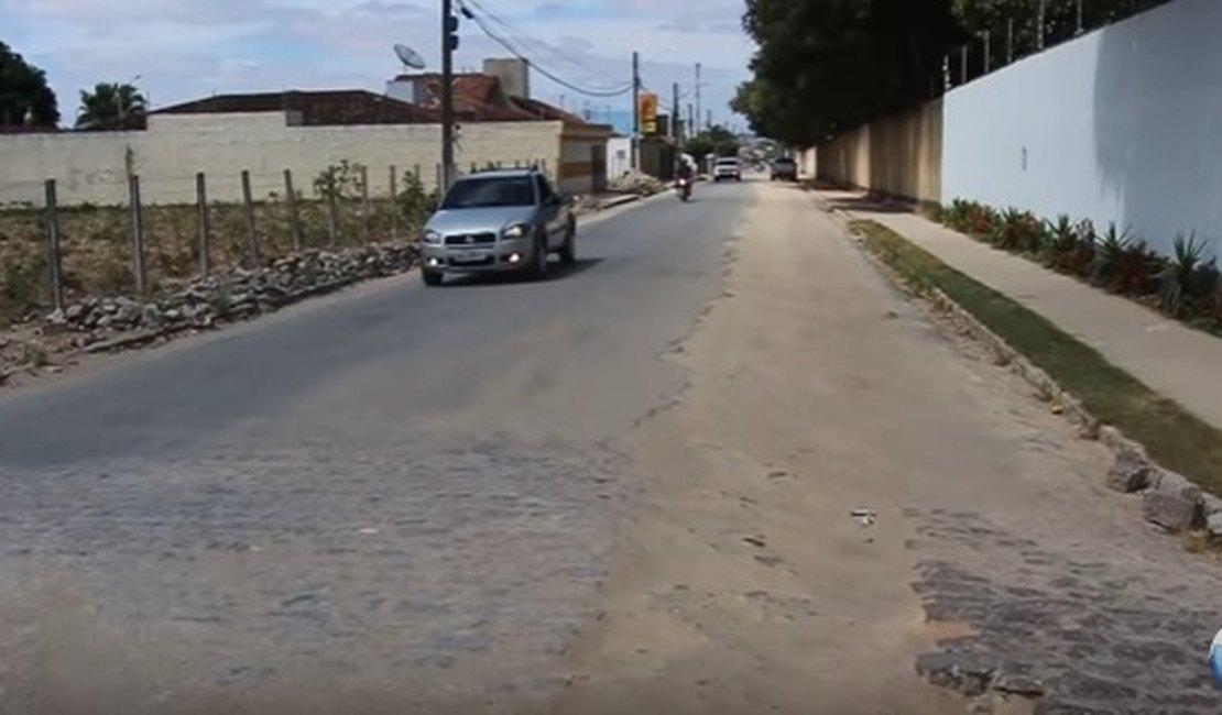Prefeitura deixa ruas com obras inacabadas e população reclama da situação