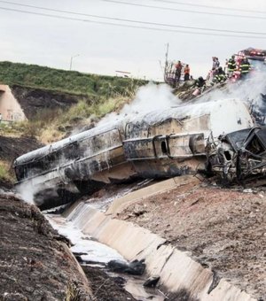 Caminhão-tanque tomba e provoca incêndio em São Paulo