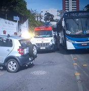 Acidente entre carro e ônibus deixa trânsito lento na Ladeira Geraldo Melo 