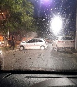 Motorista bate em Mitsubishi estacionada na Avenida Ceci Cunha, em Arapiraca