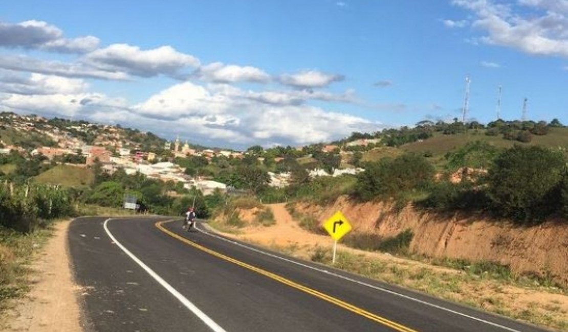 Governo de Alagoas recupera e implanta mais de 70 km de rodovias no Sertão 