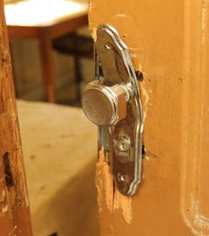 Casa em Arapiraca tem porta arrombada, objetos revirados e dinheiro furtado