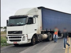 Caminhoneiros fecham rodovia federal no sertão de Alagoas 