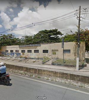 Prédio de escola desativada no bairro do Poço é demolida