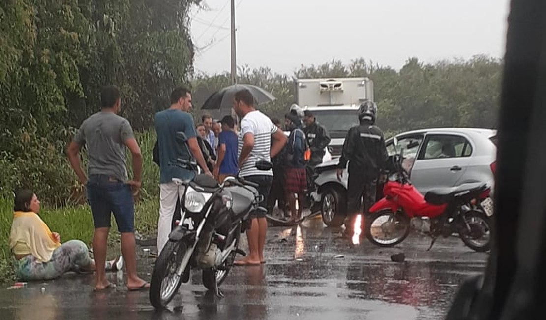 Acidente envolvendo carros e moto deixa feridos no Passo de Camaragibe