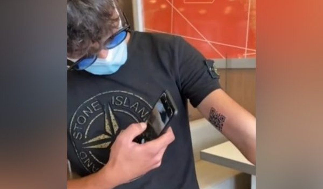 Homem tatua comprovante digital da vacinação: “Gosto de me destacar”