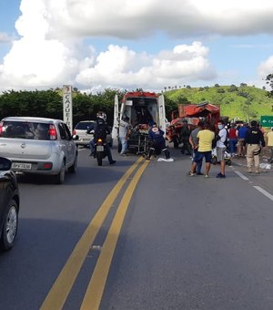 Colisão frontal entre caminhões deixa vítima fatal e duas pessoas feridas 