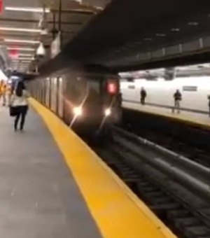 Turista fica sem pernas após ser atropelada duas vezes pelo metrô