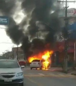 Incêndio deixa carro completamente destruído no Benedito Bentes