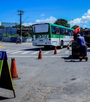 Prefeitura executa manutenção de vias e drenagem em ruas da capital