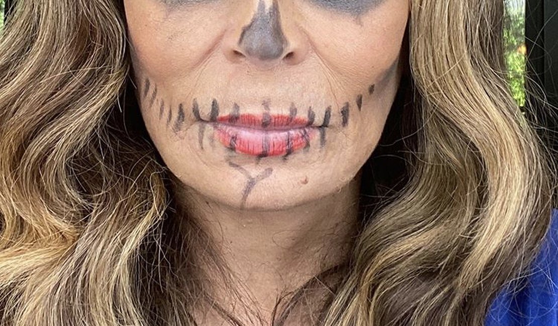 Blue Ivy faz maquiagem de Halloween em mãe de Beyoncé