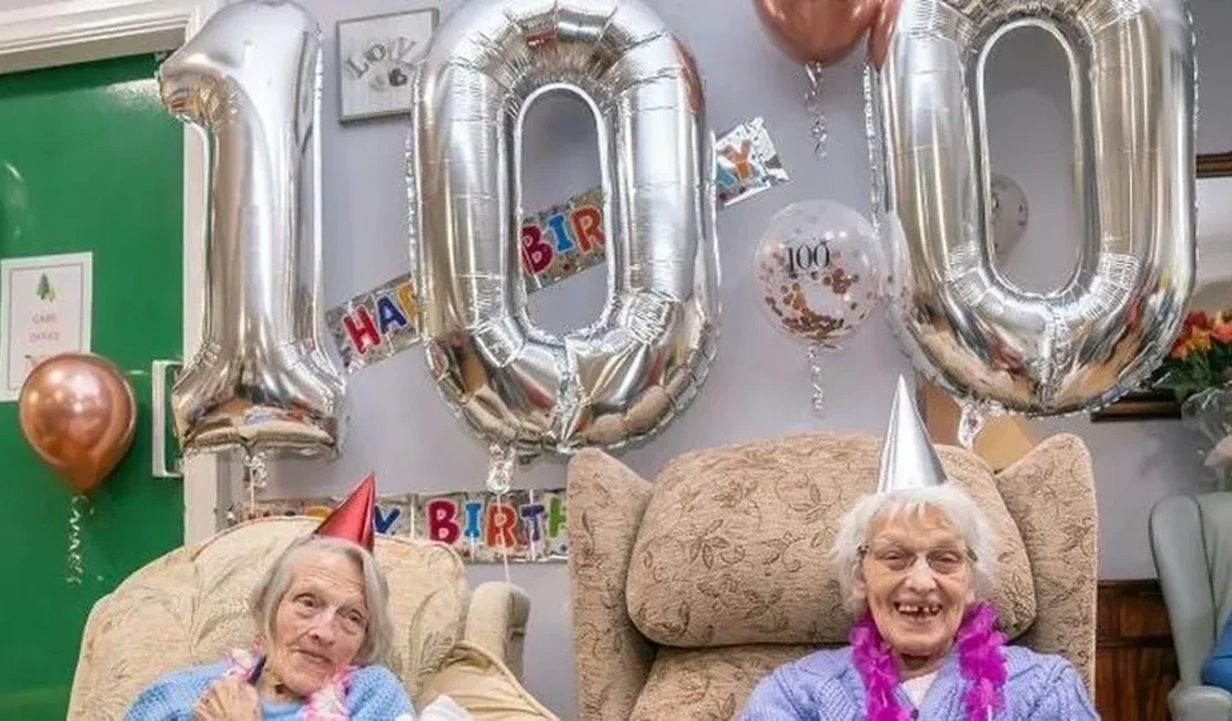 Gêmeas idênticas comemoram aniversário de 100 anos juntas na Inglaterra
