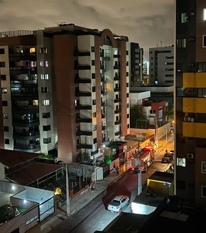 Apartamento pega fogo após lâmpada explodir na Jatiúca