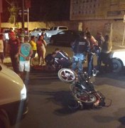 Colisão entre três veículos deixa motociclista ferido
