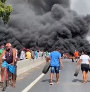 [Vídeo] Moradores de Campo Alegre interditam AL 220 em protesto à falta de sinalização e rotatória