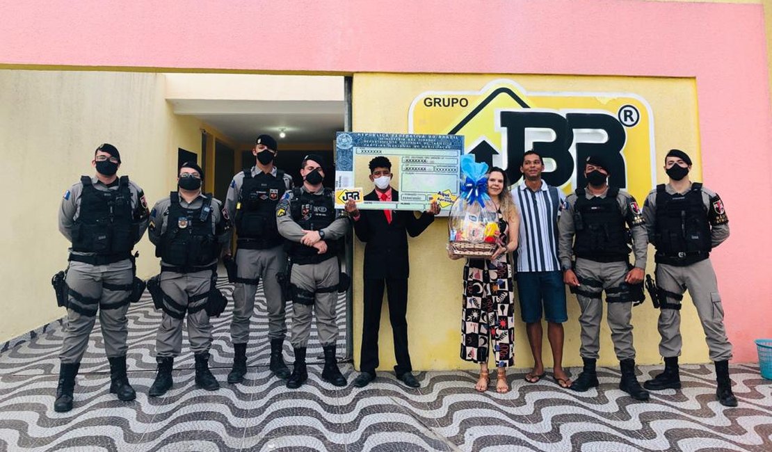 Integrantes do 3º BPM ajudam ambulante a realizar o seu sonho